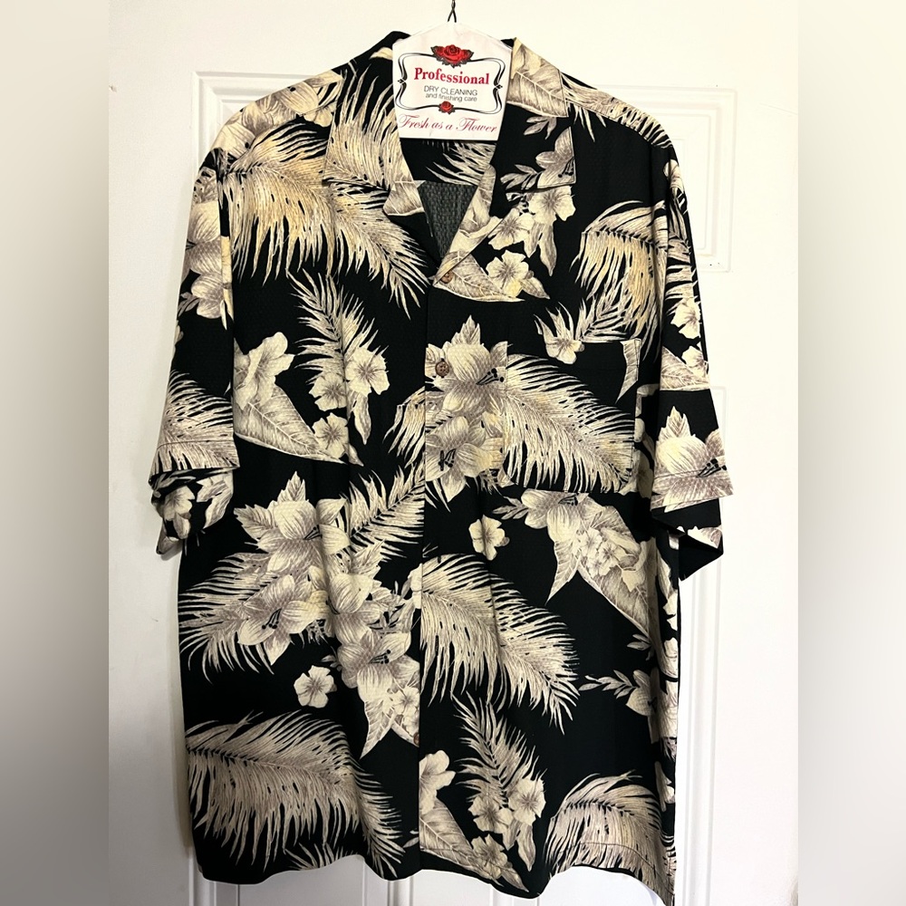 Used Hawaiian shirt Bungalow Brand size M black and Gold Tan Floral and leaf